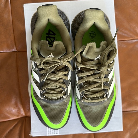 Adidas 4DFWD PULSE 2J size 4 Boys in Metallic Grey / Green - Picture 7 of 9